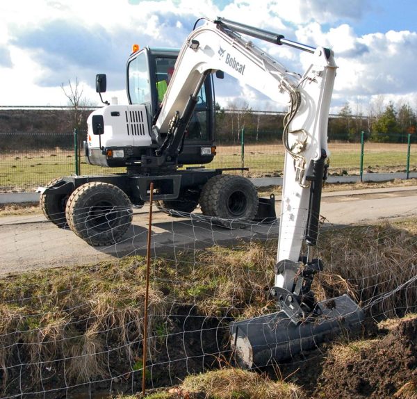 Xe xúc đào mini bánh lốp Bobcat E55W