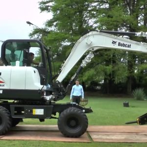 xe xúc đào bánh lốp Bobcat E55W