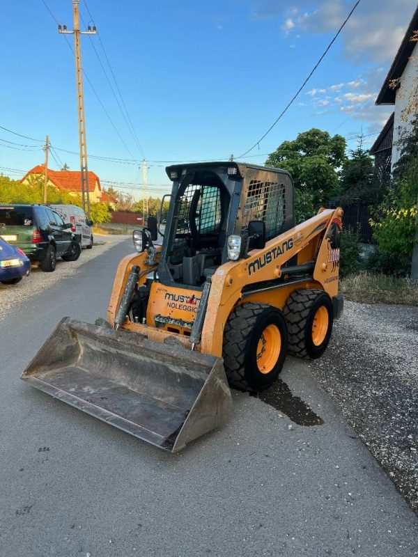 Xe xúc lật Skid Loader Mustang 2200R