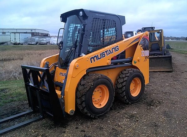 Xe xúc lật Skid Loader Mustang 2200R