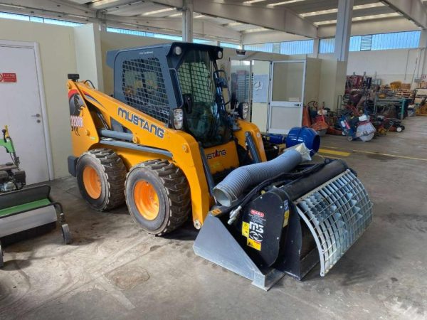 Xe xúc lật Skid Loader Mustang 2200R