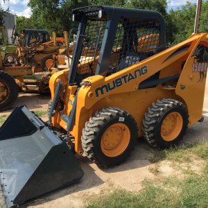 xe xúc lật Skid Loader Mustang 1500R