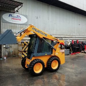 xe xúc lật Skid Loader Mustang 1350R