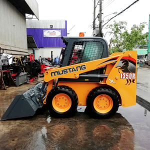 xe xúc lật Skid Loader Mustang 1350R