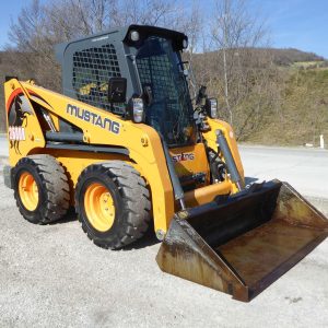 Xe xúc lật Skid Loader Mustang 2600R