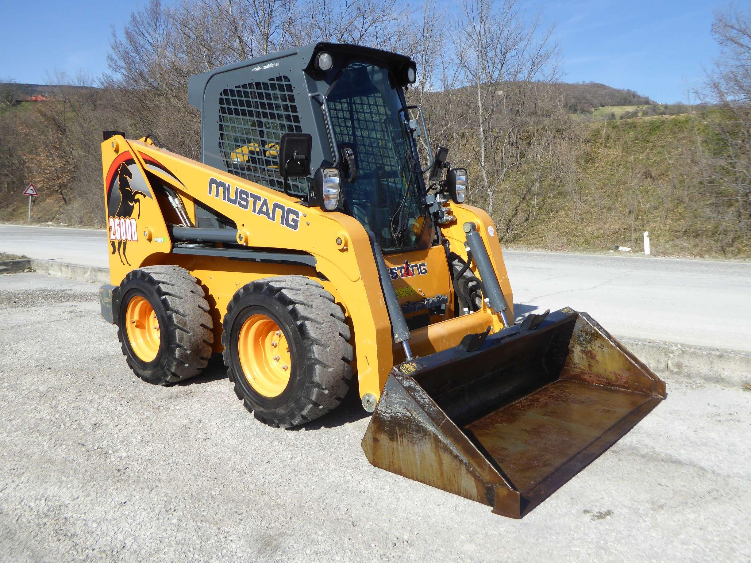 Xe xúc lật Skid Loader Mustang 2600R