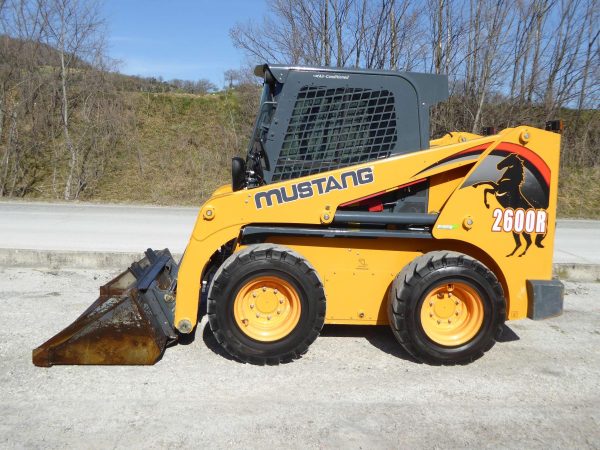 Xe xúc lật Skid Loader Mustang 2600R