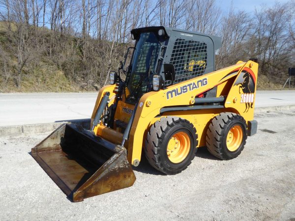 Xe xúc lật Skid Loader Mustang 2600R