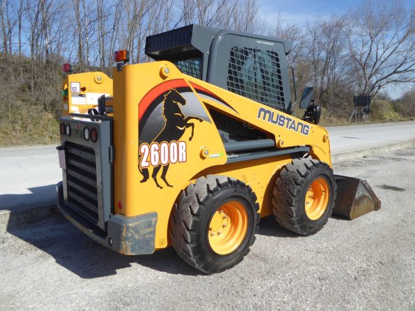 Xe xúc lật Skid Loader Mustang 2600R