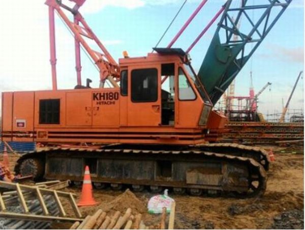 Xe cẩu bánh xích Hitachi 180 tấn