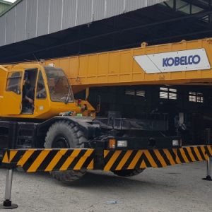 Xe cẩu bánh lốp Kobelco 50 tấn