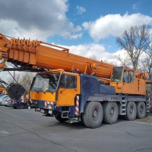 Xe cẩu bánh lốp Liebherr 90 tấn