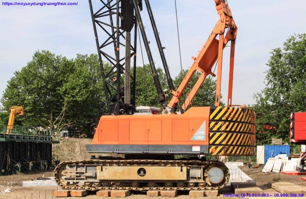 Cho thuê xe cẩu bánh xích Hitachi 90 tấn