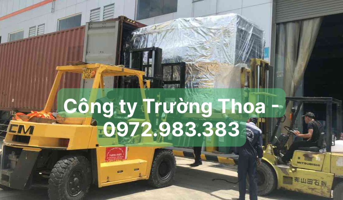 xe nâng cẩu di dời thiết bị ở KCN Thịnh Phát